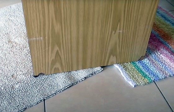 как передвинуть мебель в квартире с помощью коврика